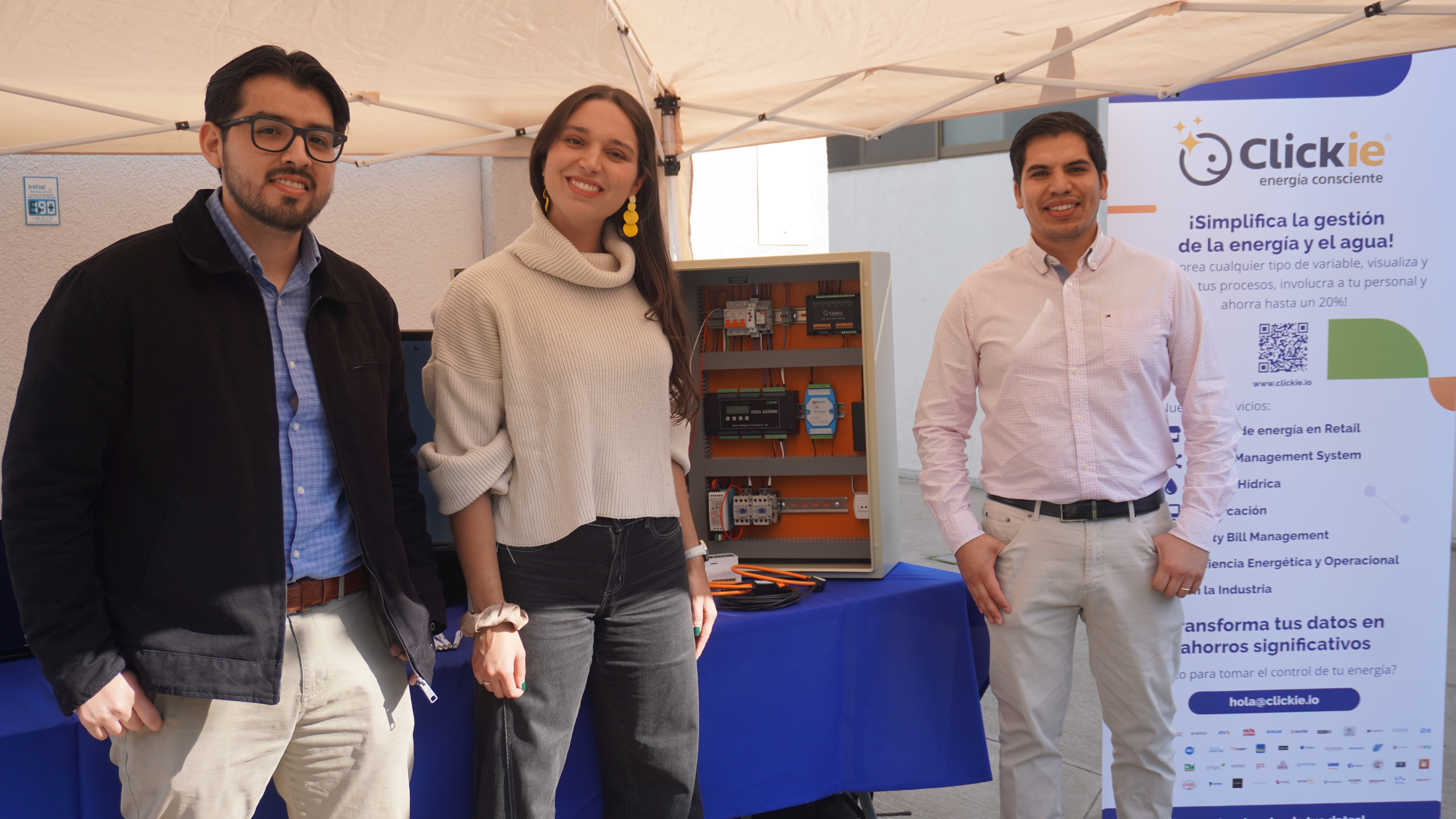 Equipo de Clickie junto a un tablero de monitoreo energético durante una jornada en terreno