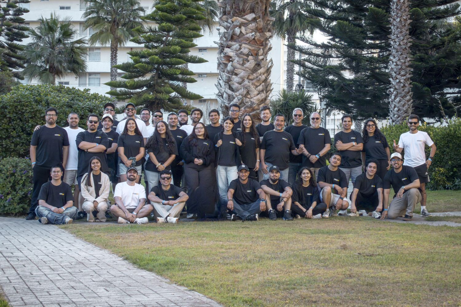 El equipo Clickie reunido al aire libre